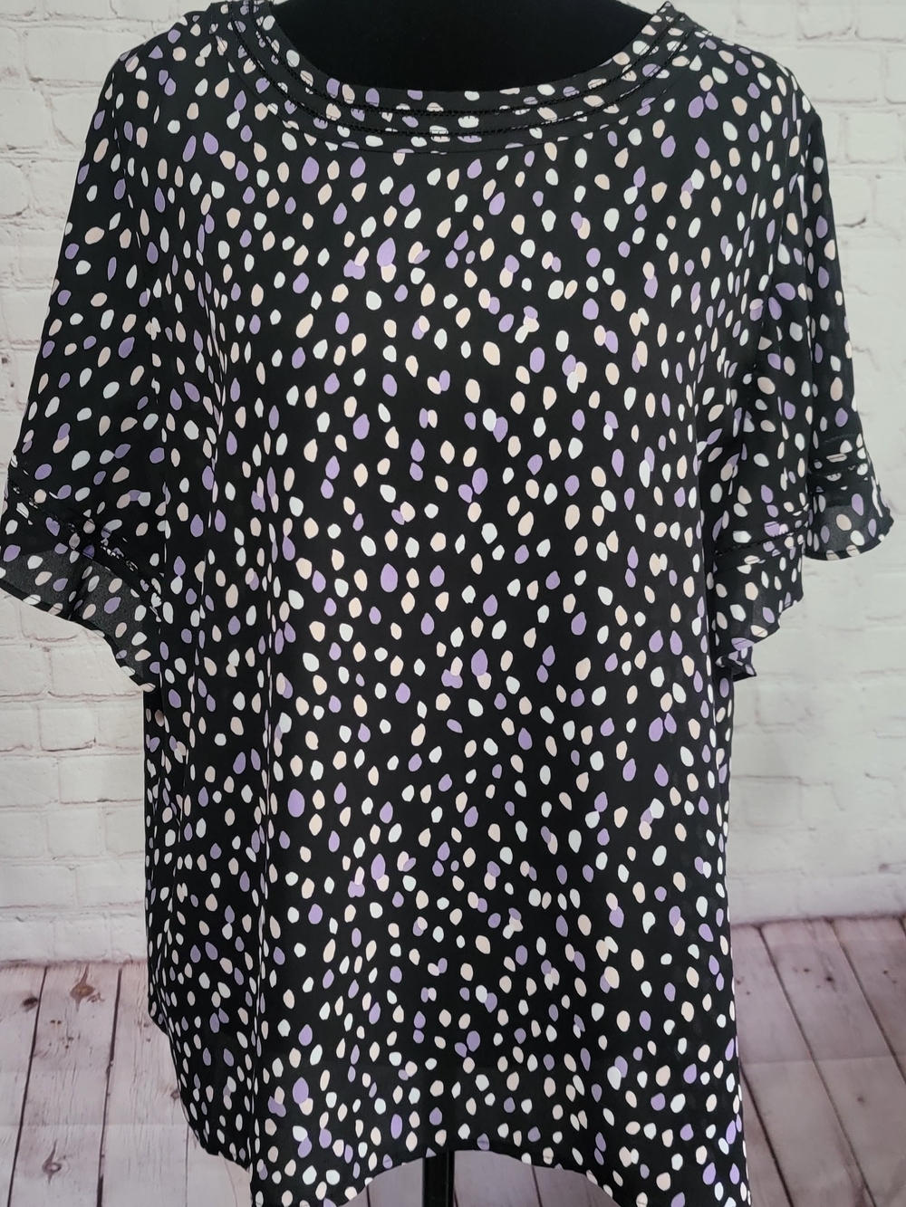 Liz Claiborne Women's Black Polka Dot Flutter Sleeve Top - Lavender & White Larg